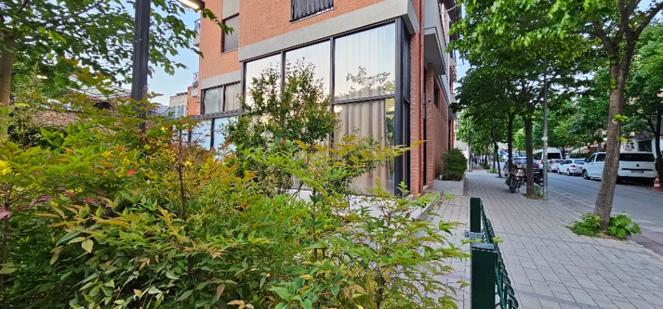 Tirane, jepet me qera ambjent biznesi Kati 0, 44 m² 600 € (Rruga Qemal Stafa)
