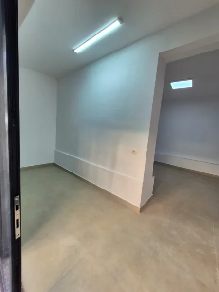 Tirane, jepet me qera ambjent biznesi Kati 0, 37 m² 450 € (rruga siri kodra)