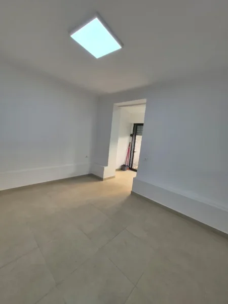 Tirane, jepet me qera dyqan Kati 0, 37 m² 450 € (rruga e barrikadave)