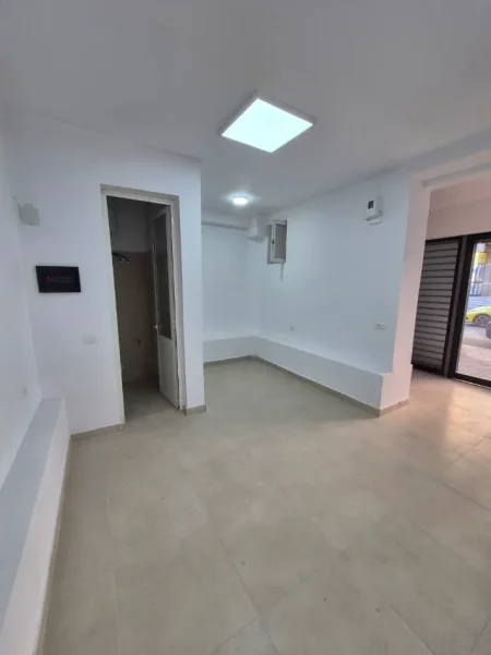 Tirane, jepet me qera dyqan Kati 0, 74 m² 900 € (rruga e barrikadave)