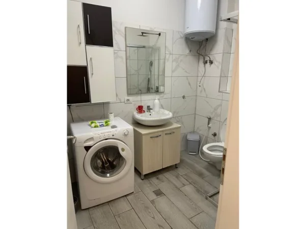 Tirane, jepet me qera apartament 1+1 Kati 5, 53 m² 650 € (5 maji)