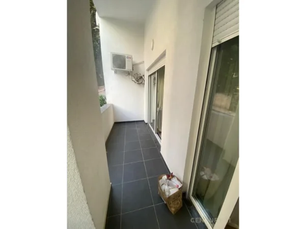 Tirane, jepet me qera apartament 1+1 Kati 1, 70 m² 550 € (liqeni i thate rruga peti)
