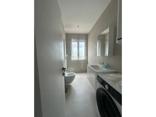 Tirane, jepet me qera apartament 1+1+Ballkon Kati 4, 65 m² 700 € (rruga e durresit)