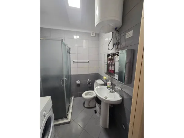 Tirane, jepet me qera apartament 2+1+Ballkon Kati 4, 109 m² 700 € (bulevardi i ri karl gega)