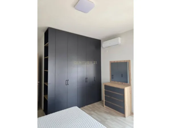 Tirane, jepet me qera apartament 2+1+Ballkon Kati 4, 109 m² 700 € (bulevardi i ri karl gega)