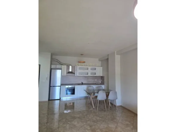 Tirane, jepet me qera apartament 2+1+Ballkon Kati 4, 109 m² 700 € (bulevardi i ri karl gega)