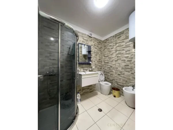 Tirane, jepet me qera apartament 1+1 Kati 4, 76 m² 650 € (liqeni i thate)