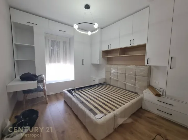 Tirane, jepet me qera apartament 2+1+Ballkon Kati 7, 104 m² 1.000 € (kopshti botanik)