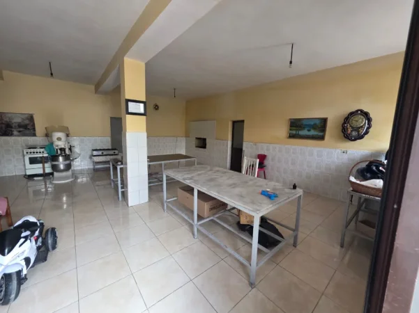 Tirane Ambjent biznesi me qira 117 m2 kati 0,   700 € (INSTITUT)