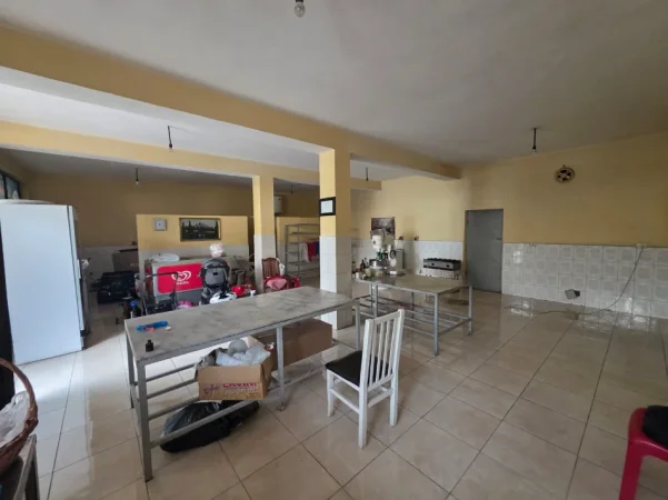 Tirane Ambjent biznesi me qira 117 m2 kati 0,   700 € (INSTITUT)
