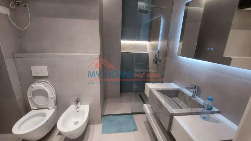 Tirane, jepet me qera apartament 1+1+Ballkon Kati 2, 70 m² 700 € (Lulishtja)
