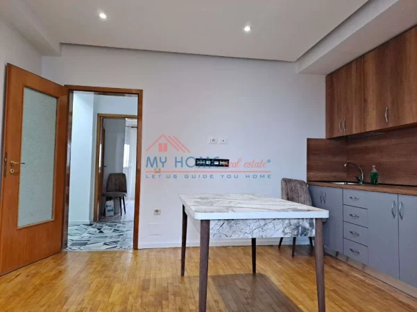 Tirane, jepet me qera apartament 2+1+Ballkon Kati 3, 85 m² 550 € (Restorant Durresi)