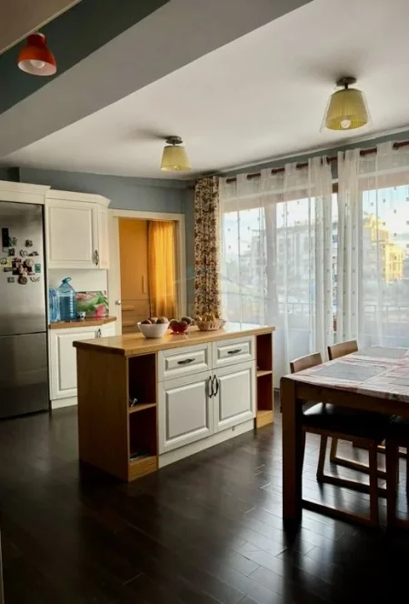 Tirane, jepet me qera apartament 3+1 Kati 5, 125 m² 1.000 € 