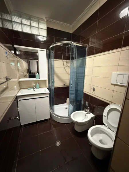 Tirane, jepet me qera apartament 2+1 Kati 4, 90 m² 700 € (KOMUNA E PARISIT)