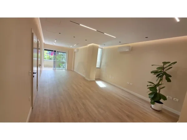 Tirane, jepet me qera apartament 2+1 Kati 2, 131 m² 2.500 € (përballë Coin!)
