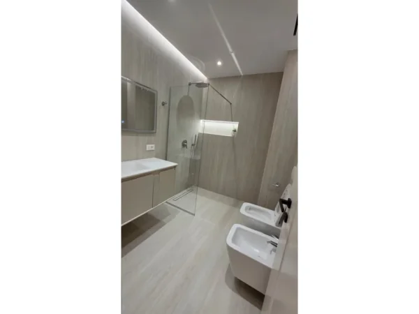 Tirane, jepet me qera apartament 2+1 Kati 2, 131 m² 2.500 € (përballë Coin!)