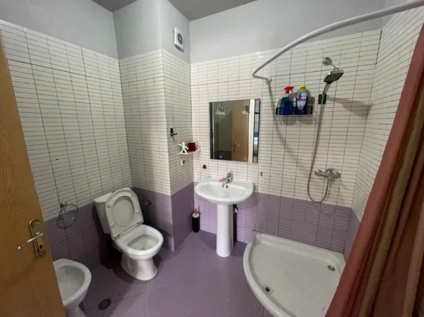 Tirane, jepet me qera apartament 2+1 Kati 5, 95 m² 650 € 