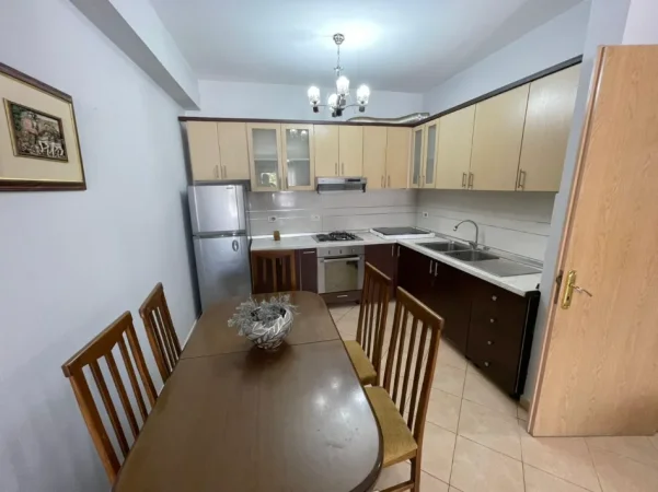 Tirane, jepet me qera apartament 2+1 Kati 5, 95 m² 650 € 