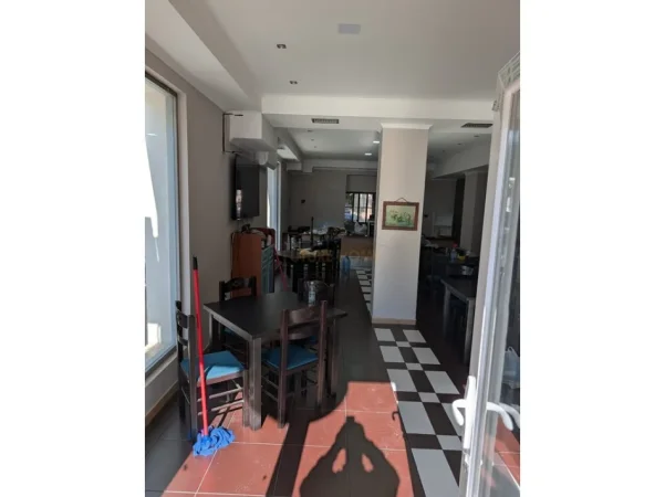 Tirane, jepet me qera bar-resorant Kati 0, 59 m² 1.530 € (Gjykata e Tiranes)