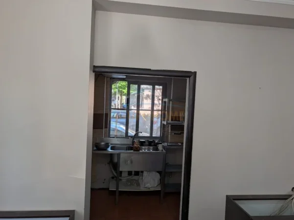 Tirane, jepet me qera bar-resorant Kati 0, 59 m² 1.530 € (Gjykata e Tiranes)