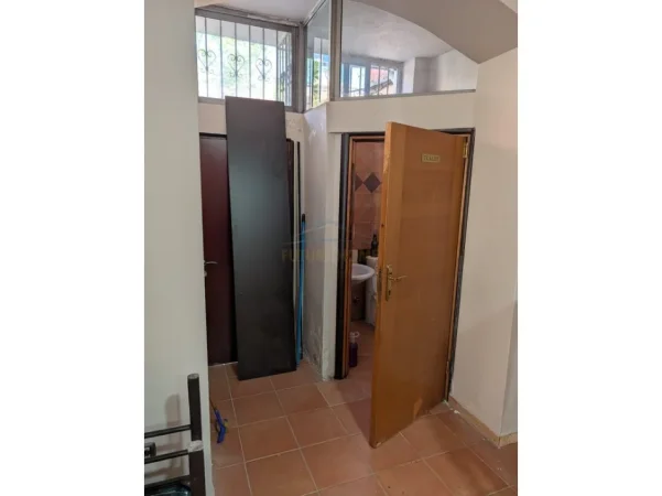 Tirane, jepet me qera bar-resorant Kati 0, 59 m² 1.530 € (Gjykata e Tiranes)