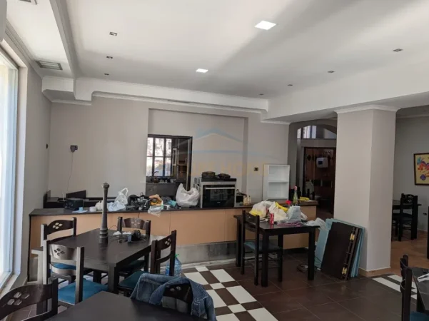 Tirane, jepet me qera bar-resorant Kati 0, 59 m² 1.530 € (Gjykata e Tiranes)