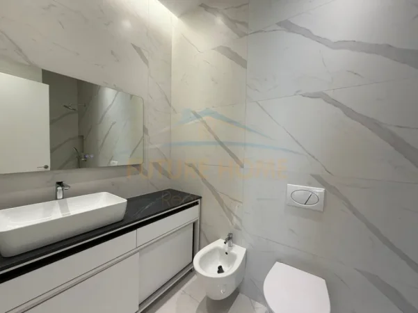 Tirane, jepet me qera apartament 2+1+Ballkon Kati 8, 114 m² 1.500 € (Kompleksi Delijorgj)