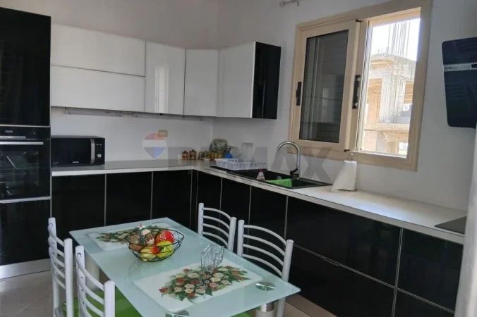 Vlore, jepet me qera Vile 2+1+Aneks+Ballkon Kati 2, 135 m² 300 € (Rruga Left Sallata, Vlore)