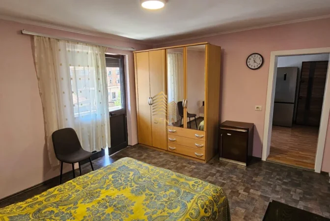 Tirane, jepet me qera apartament 1+1+Ballkon Kati 4, 60 m² 500 € (Ali Demi)