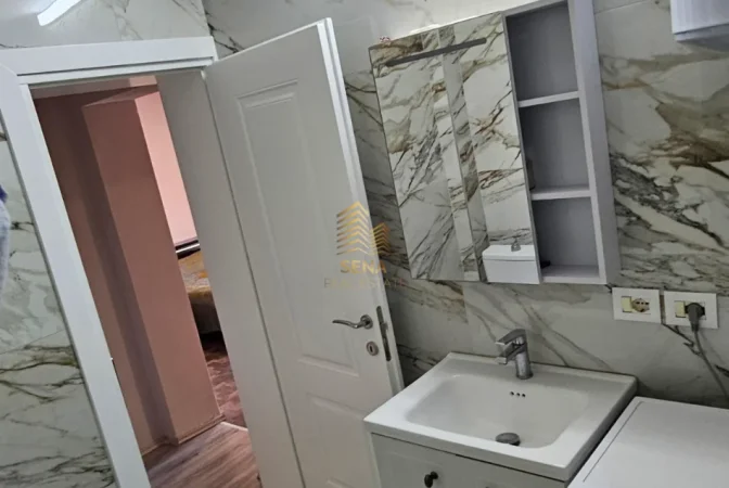 Tirane, jepet me qera apartament 1+1+Ballkon Kati 4, 60 m² 500 € (Ali Demi)