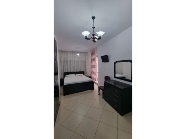 Tirane, jepet me qera apartament 1+1+Ballkon Kati 2, 58 m² 450 € (arc hotel)