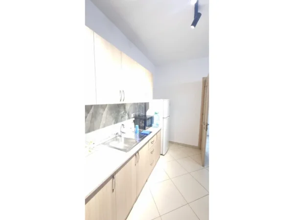 Tirane, jepet me qera apartament 1+1+Ballkon Kati 2, 58 m² 450 € (arc hotel)