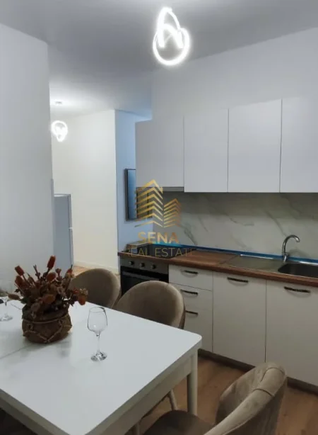 Tirane, jepet me qera apartament 1+1+Ballkon Kati 5, 70 m² 700 € (Rruga e Kavajes)