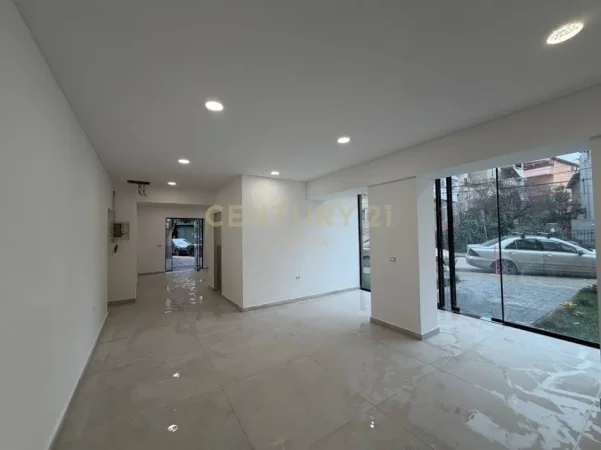Tirane, shitet dyqan Kati 0, 49 m² 240.000 € (Xhamllik)