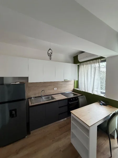 Tirane, jepet me qera apartament 1+1 Kati 0, (Prane shkolles 7 Marsi)
