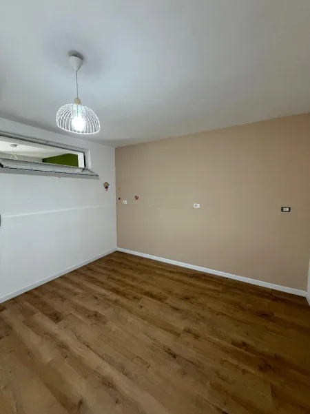 Tirane, jepet me qera apartament 1+1 Kati 0, (Prane shkolles 7 Marsi)