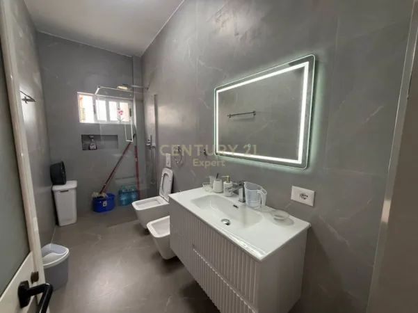 Tirane, jepet me qera apartament 2+1 Kati 5, 75 m² 600 € 