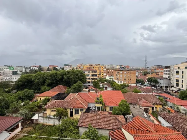 Tirane, jepet me qera apartament 2+1 Kati 5, 75 m² 600 € 