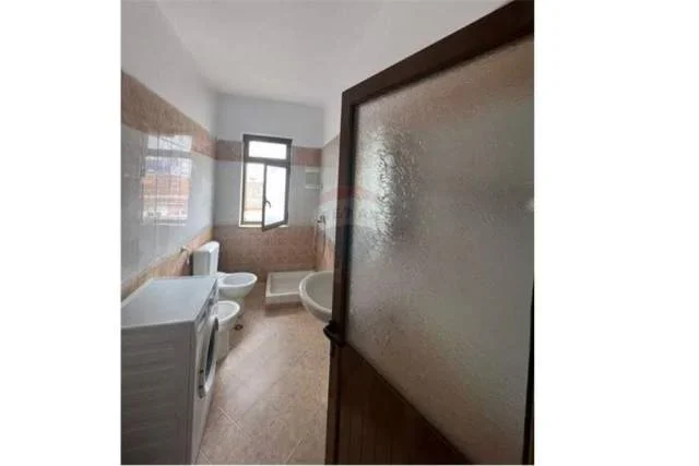 Tirane, jepet me qera apartament 1+1+BLK Kati 3, 70 m² 370 Euro
