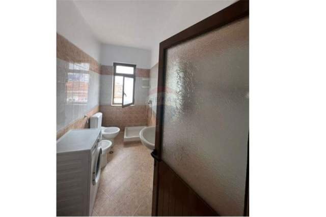 Tirane, jepet me qera apartament 1+1 Kati 3, 70 m² 370 Euro (Medreseja)