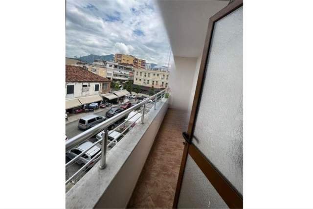 Tirane, jepet me qera apartament 1+1 Kati 3, 70 m² 370 Euro (Medreseja)