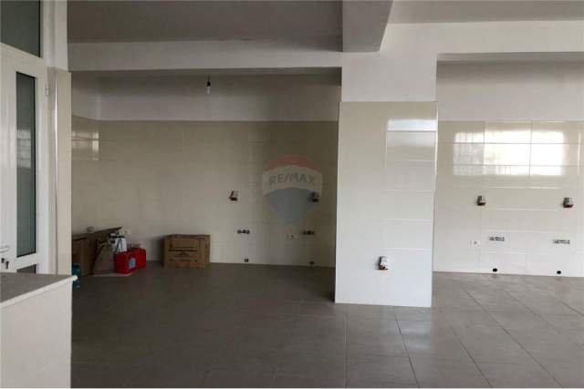 Tirane, jepet me qera apartament Kati 0, 395 m² 2.000 Euro (Liqeni Thate)