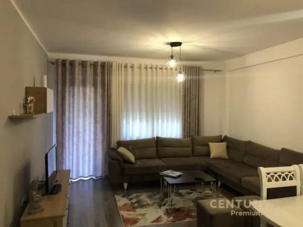 Tirane, jepet me qera apartament 2+1+BLK 96 m² 500 Euro (kopshti botanik)