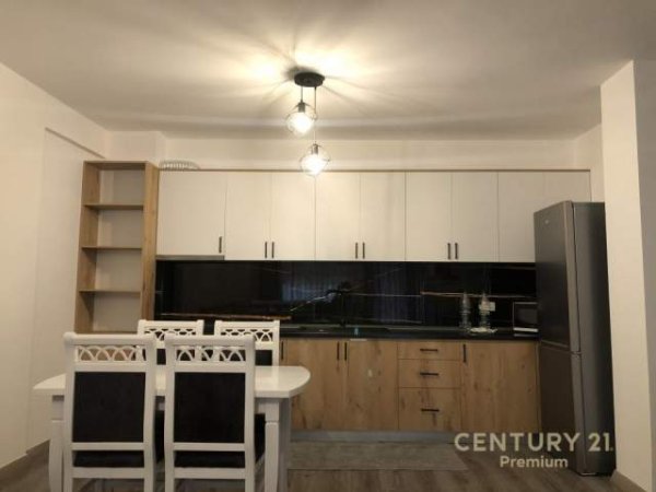 Tirane, jepet me qera apartament 2+1+BLK 96 m² 500 Euro (kopshti botanik)