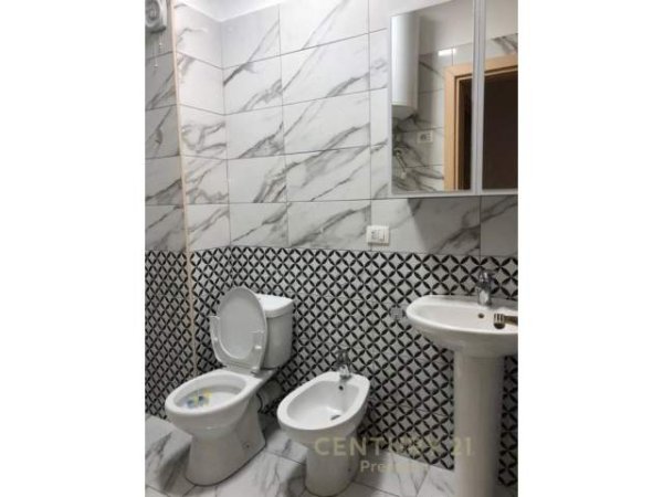 Tirane, jepet me qera apartament 2+1+BLK 96 m² 500 Euro (kopshti botanik)