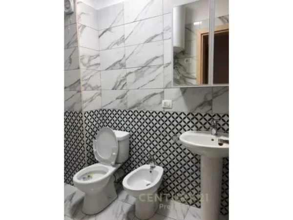 Tirane, jepet me qera apartament 2+1+BLK 96 m² 500 Euro (kopshti botanik)