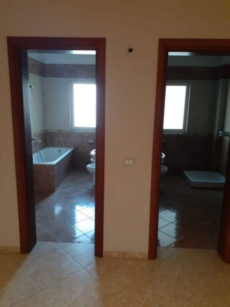 Tirane, jepet me qera apartament 3+1+BLK Kati 3, 250 m² 75.000 Leke (shkelqim fusha)