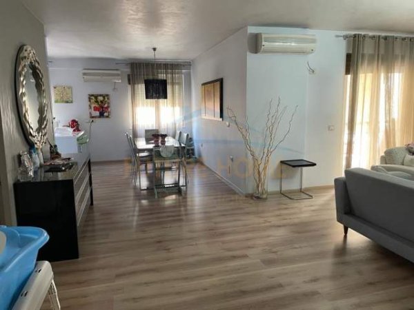 Tirane, jepet me qera apartament Kati 3, 165 m² 750 Euro (Rruga e Barrikadave)