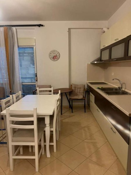 Vlore, jepet me qera apartament 1+1+BLK 51 m² 270 Euro (Zadik Zotaj pas shkolles Industriale)