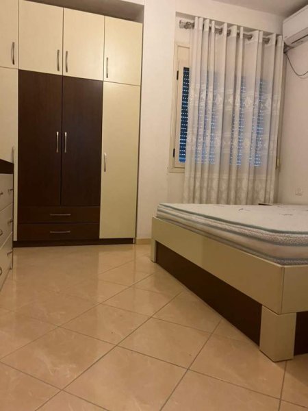 Vlore, jepet me qera apartament 1+1+BLK 51 m² 270 Euro (Zadik Zotaj pas shkolles Industriale)